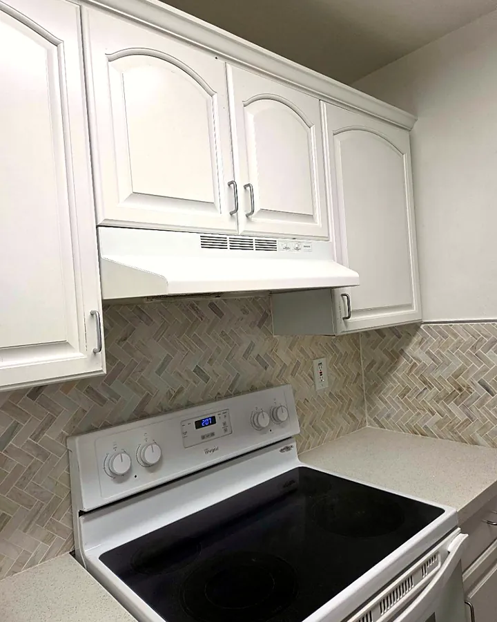The same stove and counters, clean, after cleaning